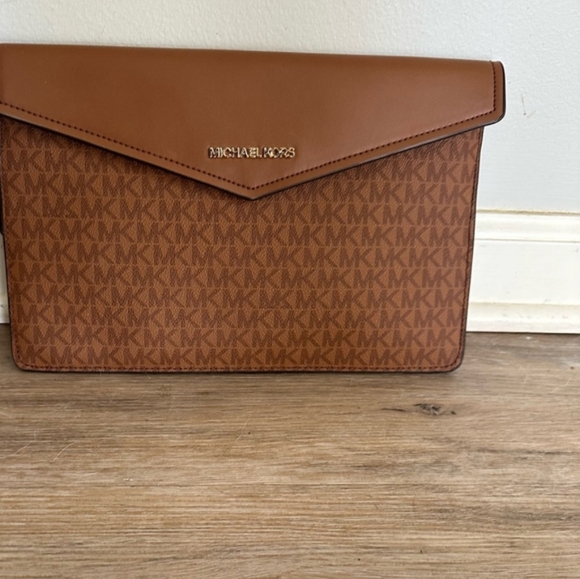 Michael Kors Handbags - NWOT Michael Kors Clutch